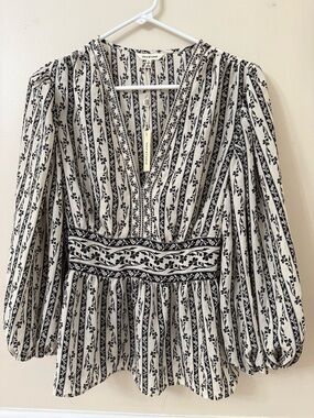 NWT Max Studio cream and black long sleeve v neck top blouse size small